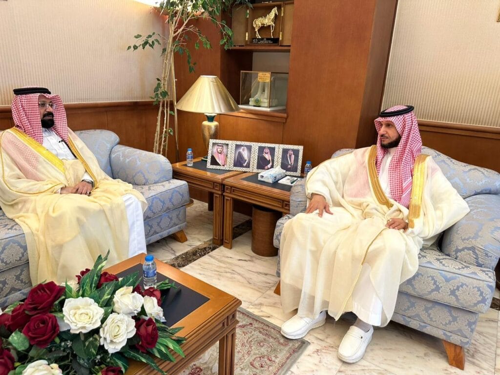 محافظ القطيف يلتقي مدير مكتب البيئة ويطّلع على تقرير «مهرجان روبيان الشرقية 2025»