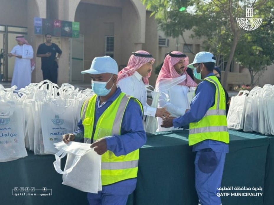 ‎“من أجلهم”… مبادرة إنسانية من بلدية القطيف تُجسّد الوفاء لجنود النظافة في الشتاء