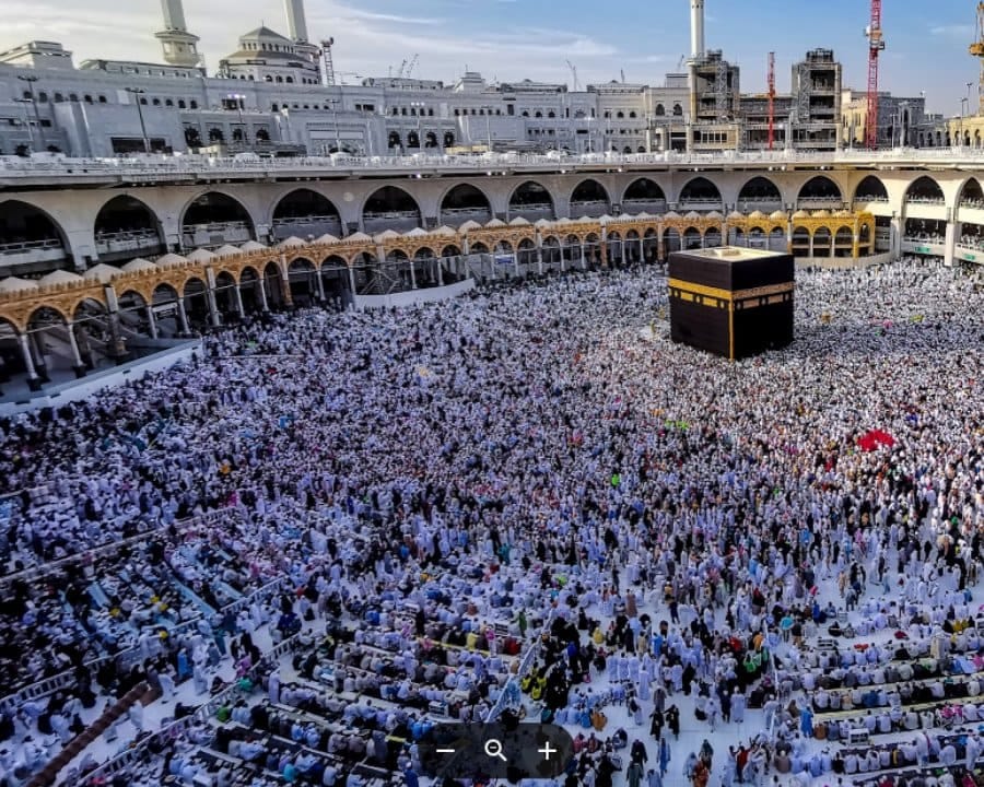 تزامنًا مع الإجازة المدرسية.. المسجد الحرام يشهد كثافة متزايدة من الزوار والمعتمرين