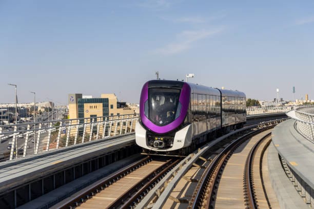 الهيئة الملكية لمدينة الرياض تُرسّي مشروع امتداد المسار الأحمر لقطار الرياض بإضافة 8.4 كلم وخمس محطات جديدة