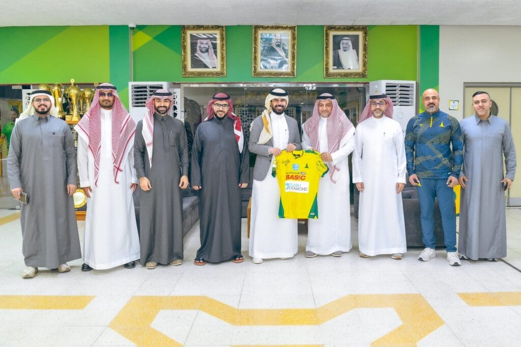 نادي الخليج يبحث شراكات نوعية مع «ثمانية» لتعزيز المحتوى والتسويق