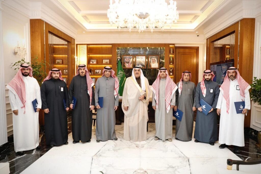 أمين الشرقية يكرّم بلدية الخبر تقديرًا لإنجازاتها خلال عام 2025م