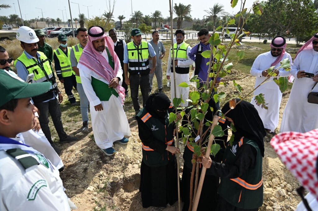 «يد تغرس..» 100 شتلة ب «الرامس» دعماً لـ «السعودية الخضراء»