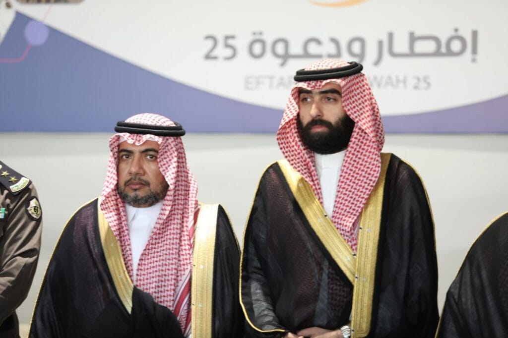 محافظ رأس تنورة يزور مخيم “إفطار ودعوة 25” ويطّلع على جهود تفطير الصائمين