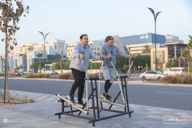 طريق الأمير تركي يتحوّل لمسار صحي بتركيب أجهزة لياقة حديثة في الخبر