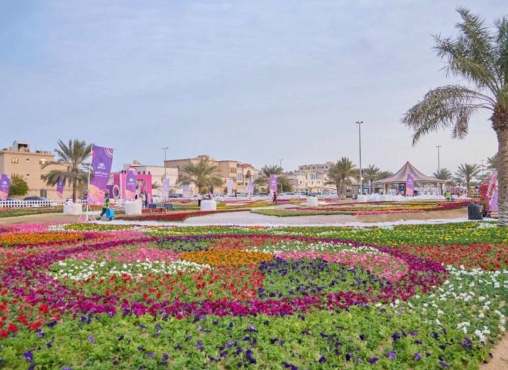 القطيف تتعطّر بالورد.. بلدية القطيف تدعوكم لحضور مهرجان الزهور الخامس