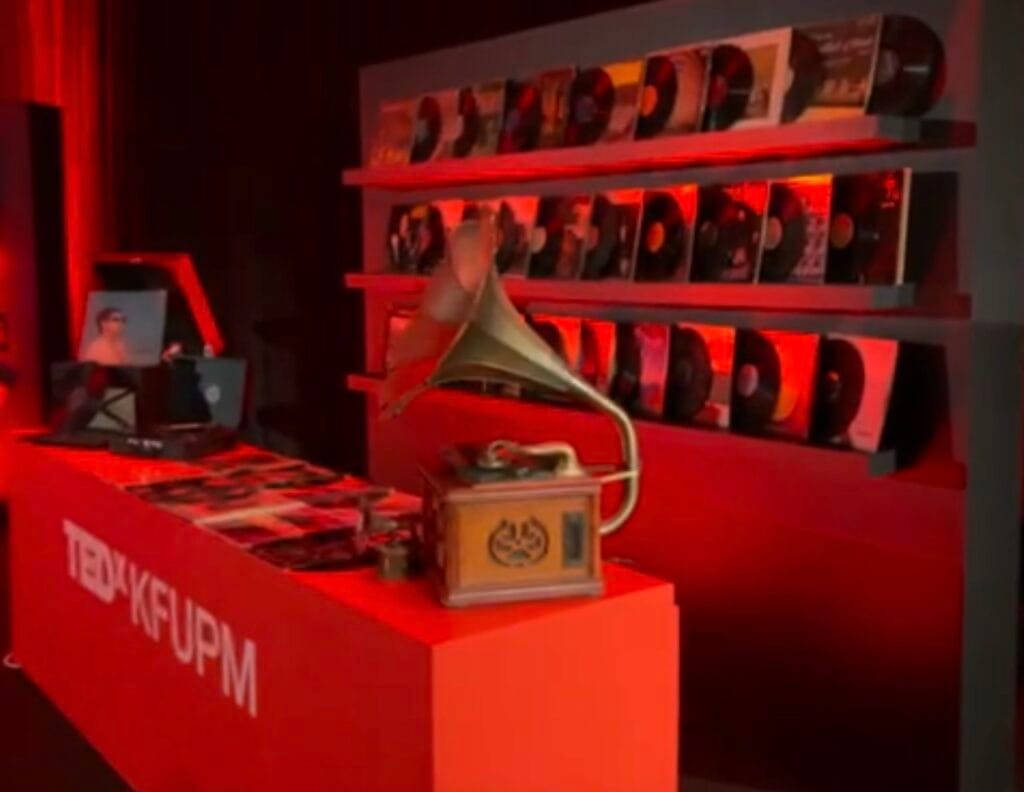 «المسموع القديم» ينعش ذاكرة الأجيال في TEDx جامعة الملك فهد بالظهران