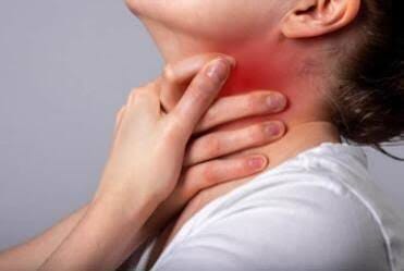 في ثوانٍ فاصلة بين الحياة والموت.. تعلّم كيف تنقذ المختنق