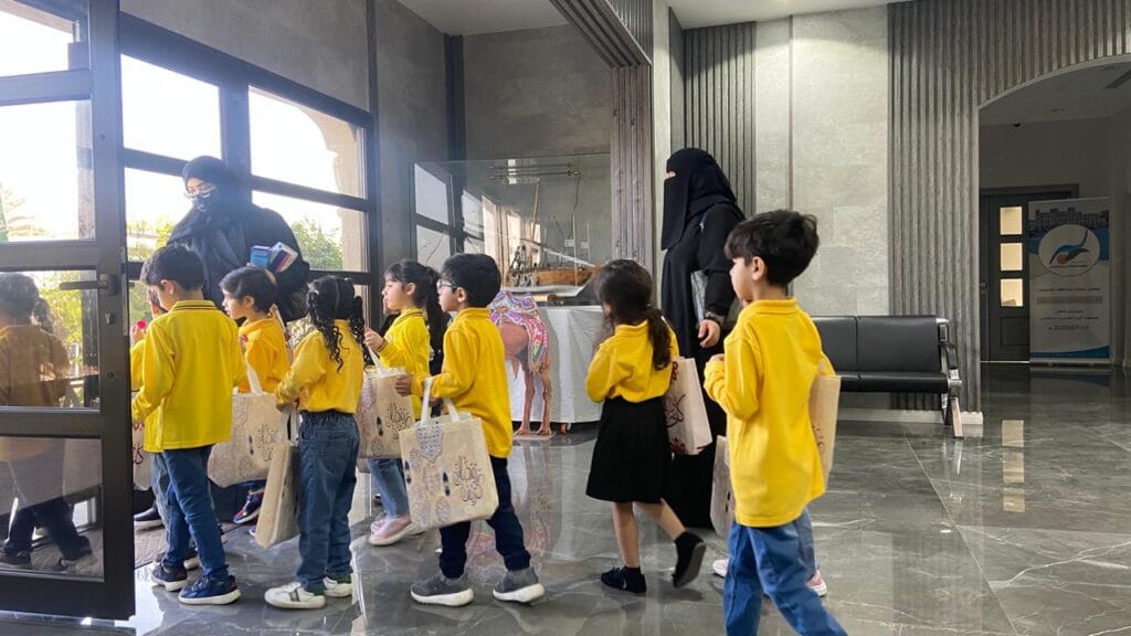 50 طفلًا وطفلةً يرسمون مشهدًا إنسانيًا لمعاني العطاء في بر سنابس
