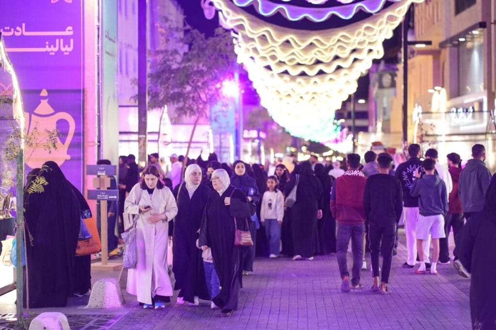 بين المسرح والحرف والأسرة.. تنوع الأركان بتفاعل الجمهور في «أيام سوق الحب 6»