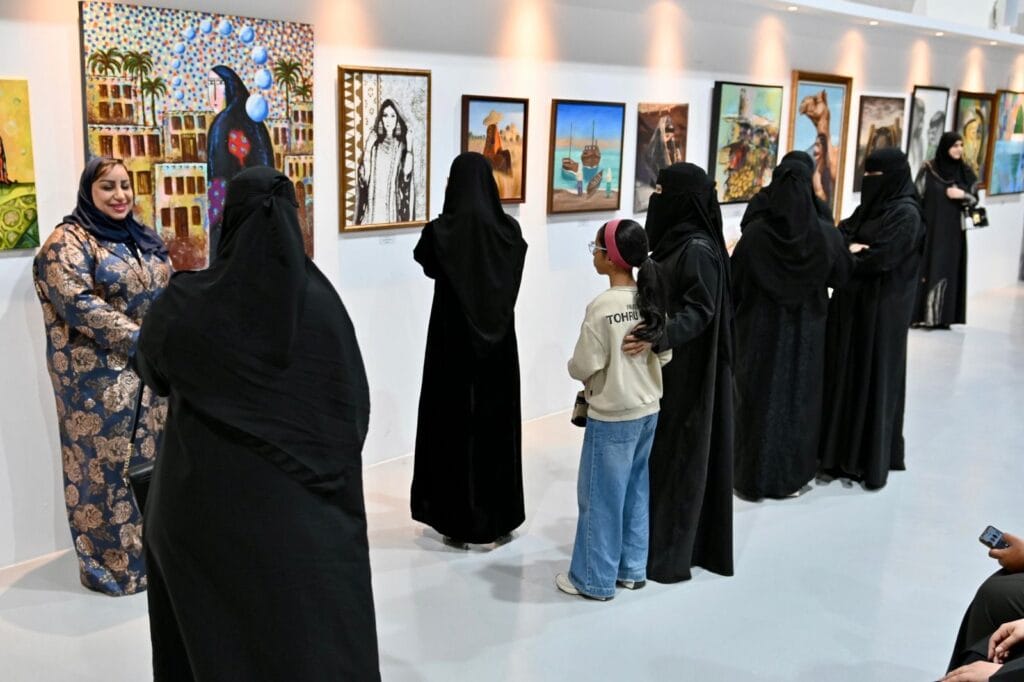 بين عبق التاريخ وهيبة الطبيعة* “ثقافة وفنون الدمام” تفتتح معرض “بدايات 2” احتفاءً بالهوية السعودية