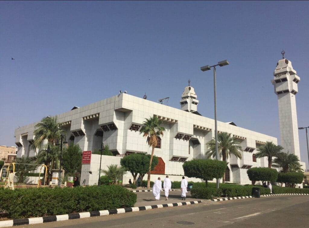 مسجد التنعيم.. بوابة المعتمرين وأحد المعالم التاريخية البارزة في مكة المكرمة