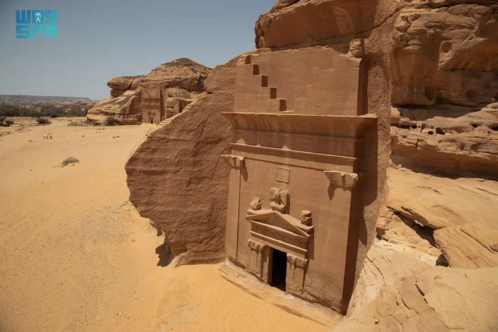 ماذا تضم الصخور المنحوتة في موقع الحِجر الأثري؟