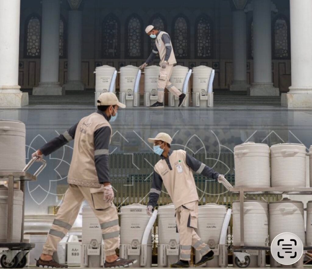8,760 طنًا من ماء زمزم في رمضان.. خدمة متواصلة لضيوف المسجد النبوي