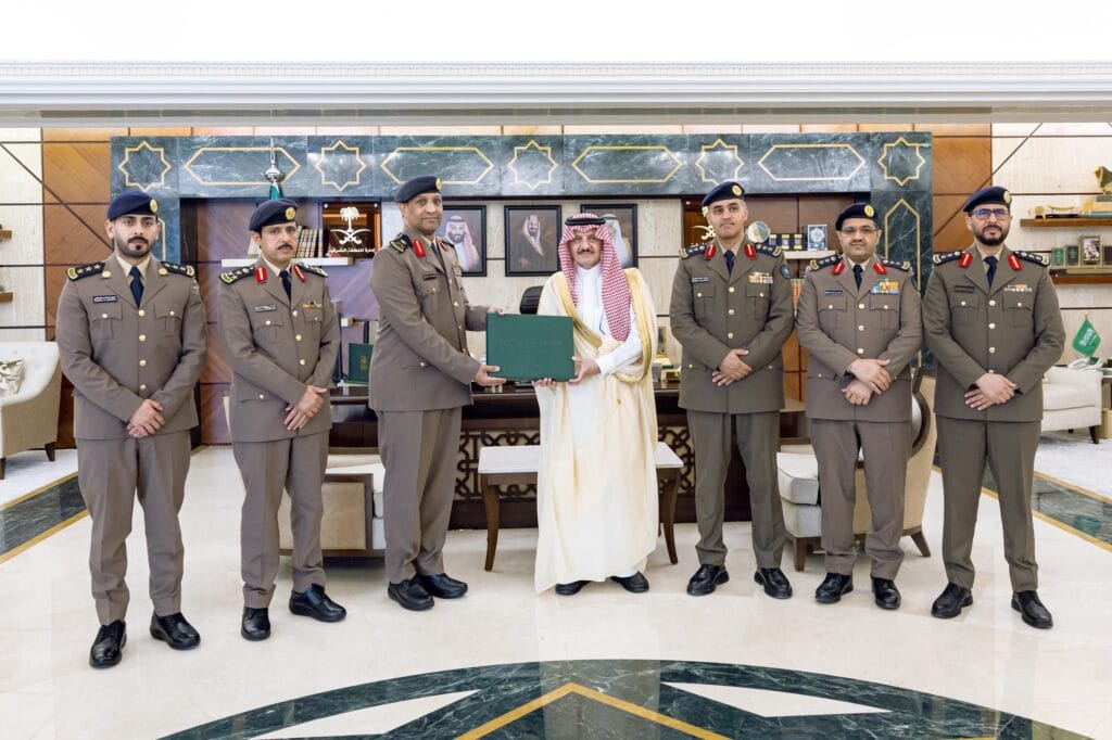 سمو أمير المنطقة الشرقية يستقبل مدير الدفاع المدني ويطّلع على جهود تعزيز السلامة بالمنطقة