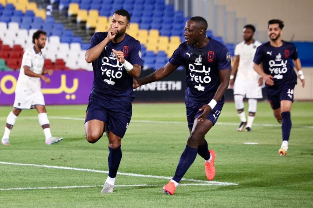 أبها يتمسك بالقمة.. والدرعية يضرب بثلاثية..