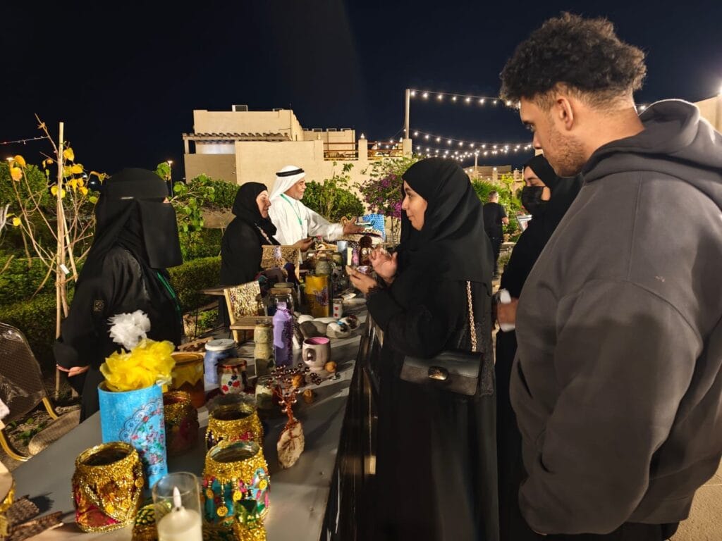 في “الرامس”.. من النفايات الزراعية تحف تبهر زوار ”النباتات والزهور“