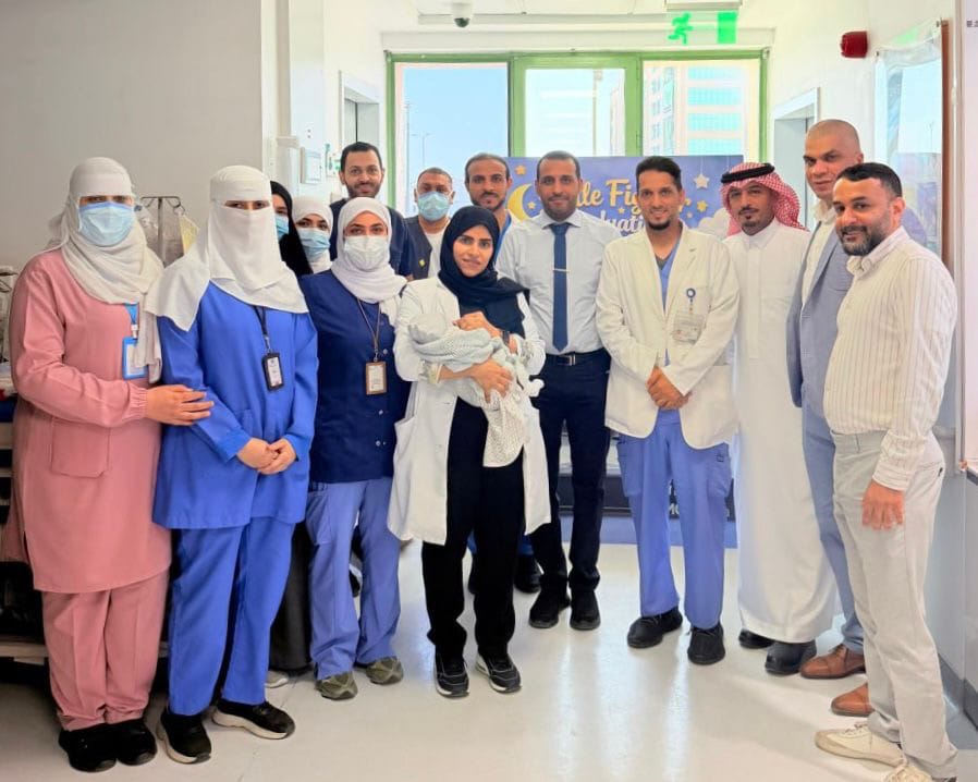 تجمع الأحساء الصحي ينجح في إجراء جراحة روبوتية دقيقة لاستئصال ورم كلوي مع الحفاظ على الكلية