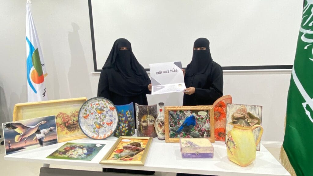 في ضيافة بر سنابس.. هدى آل رضوان تعرف 20 سيدة بفن الديكوباج  على أسطح الخامات