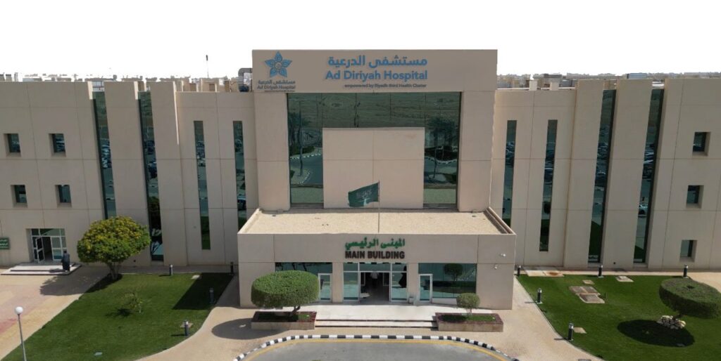 فريق طبي بمستشفى الدرعية ينجح في إنهاء معاناة مريض من السمنة المفرطة عبر التكميم الجراحي