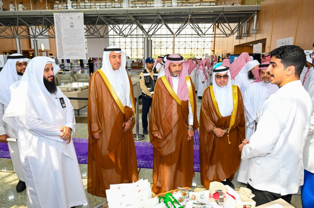 رئيس جامعة الإمام عبد الرحمن بن فيصل يفتتح معرض الفقه الجنائي بمشاركة جهات تخصصية ويؤكد تكامل المعرفة والتطبيق