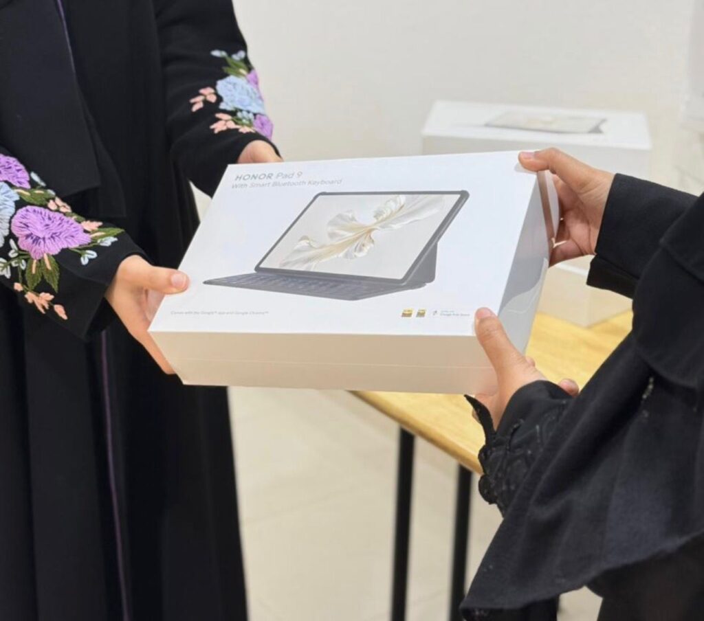 أكثر من 100 جهاز لوحي وزعتهم جمعية القطيف الخيرية على مستفيديها من الطلاب