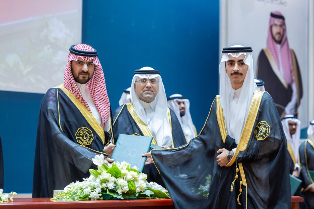 نائب أمير المنطقة الشرقية يرعى حفل تخريج الدفعة 21 من طلاب كلية المجتمع بالدمام