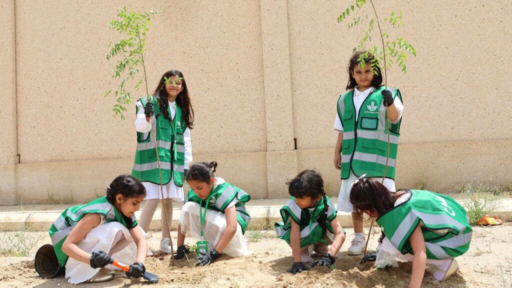 61 متطوعا يشاركون في تشجير مرافق الخفجي ضمن مبادرة “حدائق بلدي”