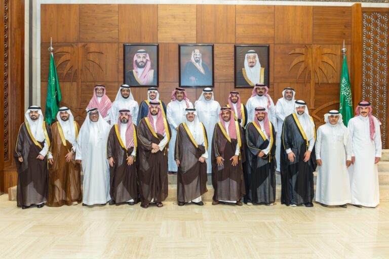 أمير المنطقة الشرقية يستقبل منسوبي فرع هيئة التراث بالأحساء ويؤكد أهمية تمكين الحرفيين ودعم تسويق منتجاتهم