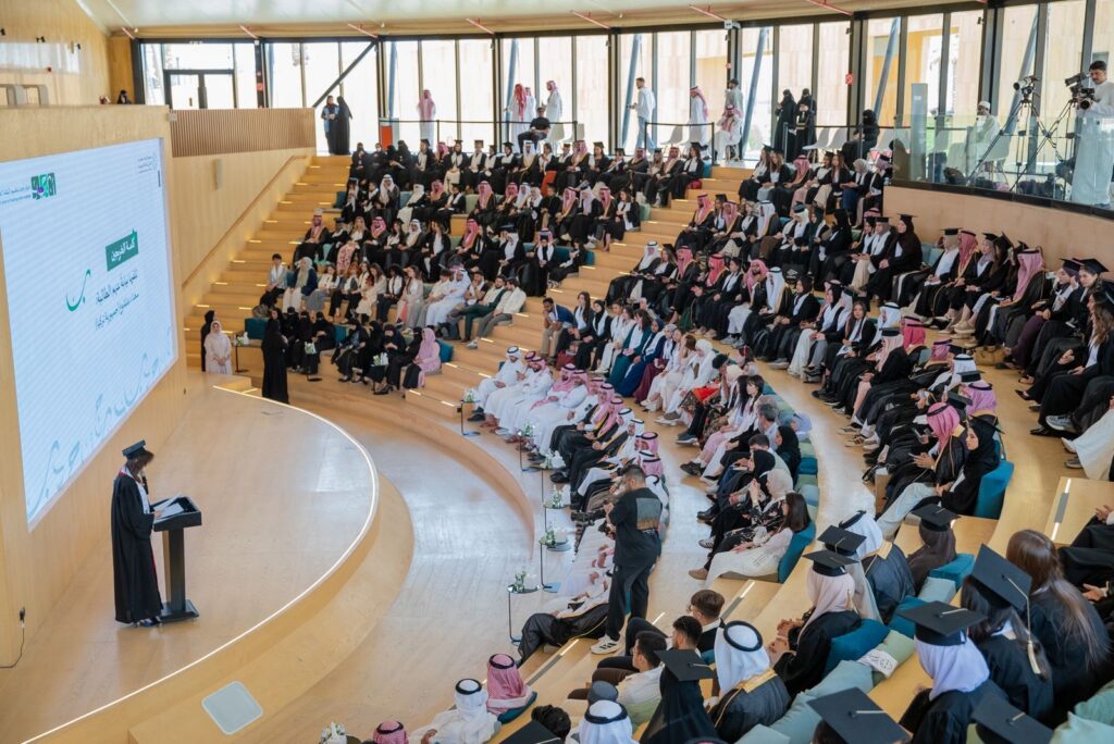 مجمع الملك سلمان العالمي يحتفل بتخريج 166 متعلمًا ومتعلمةً من مركز أبجد لتعليم اللغة العربية