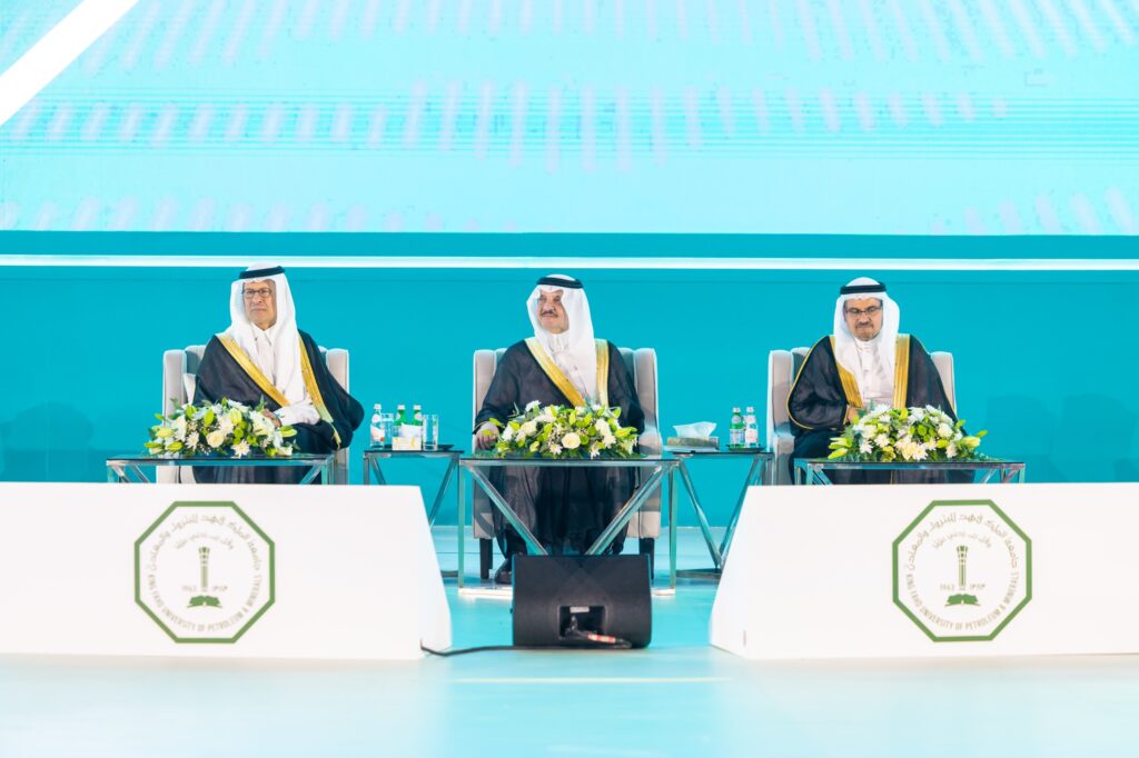 بالصور:سمو أمير المنطقة الشرقية يرعى حفل تخريج الدفعة السادسة والخمسين من طلاب وطالبات جامعة الملك فهد للبترول والمعادن