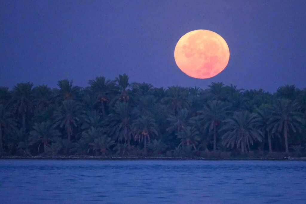 آل عصفور : سماء الخليج العربي تشهد “القمر الازرق القزم” مساء الاحد المقبل