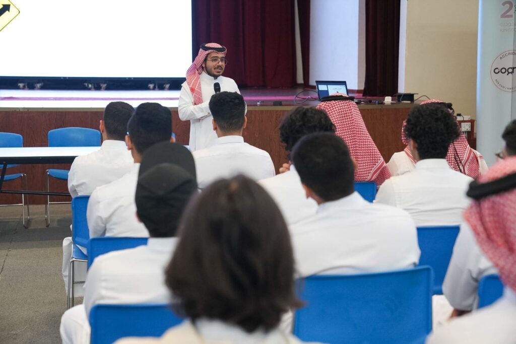 مدارس التهذيب تقيم محاضرة «التخصصات الجامعية» بالتعاون مع تنمية الموارد البشرية