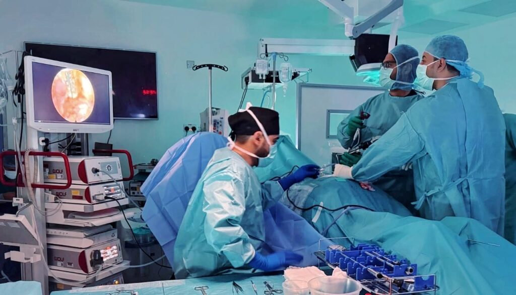 انجاز نوعي لفريق جراحة العمود الفقري استئصال انزلاق غضروفي بتقنية المنظار بمستشفى القطيف المركزي