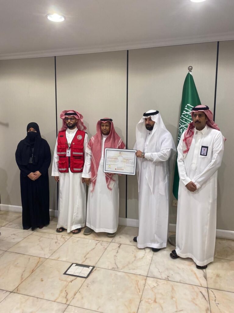 الهلال الأحمر بمنطقة مكة المكرمة يمنح تعليم جدة شهادة الامتثال الإسعافي