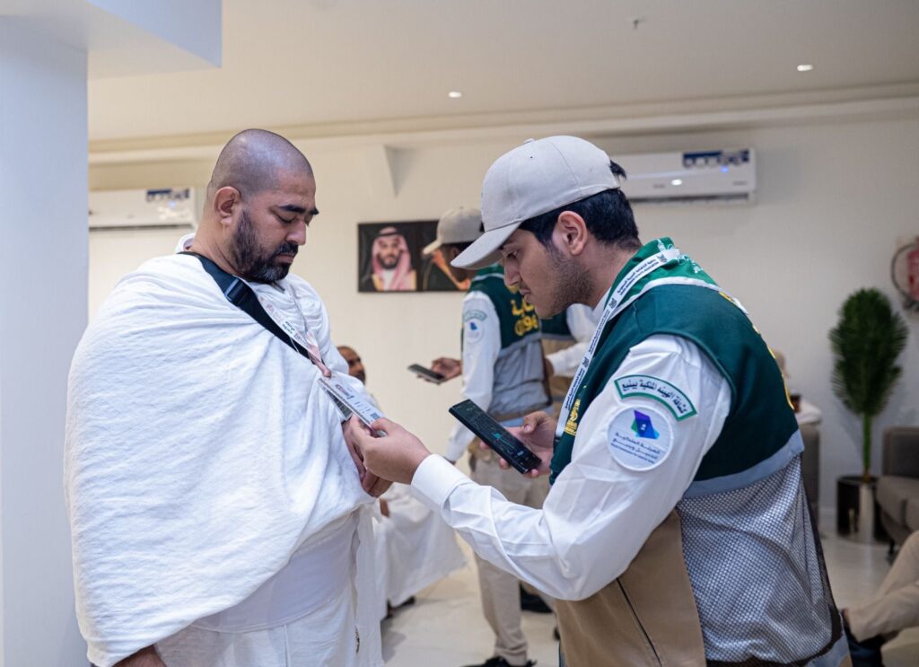 أصحاب المناديل الخضراء في عرفات.. حين يتحول العطاء إلى رسالة إنسانية