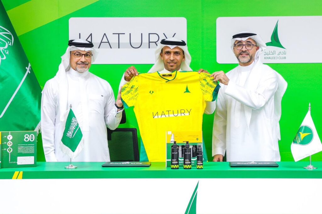 نادي الخليج يدشّن أول مجموعة للعناية الشخصية بهويته الرسمية بالشراكة مع «Natury»