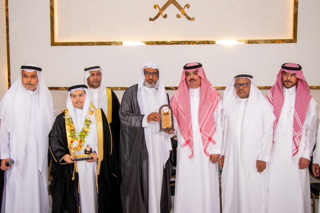 جمعية متلازمة داون بالاحساء تكرم أحد بطالها من خريجي الثانوية العامة