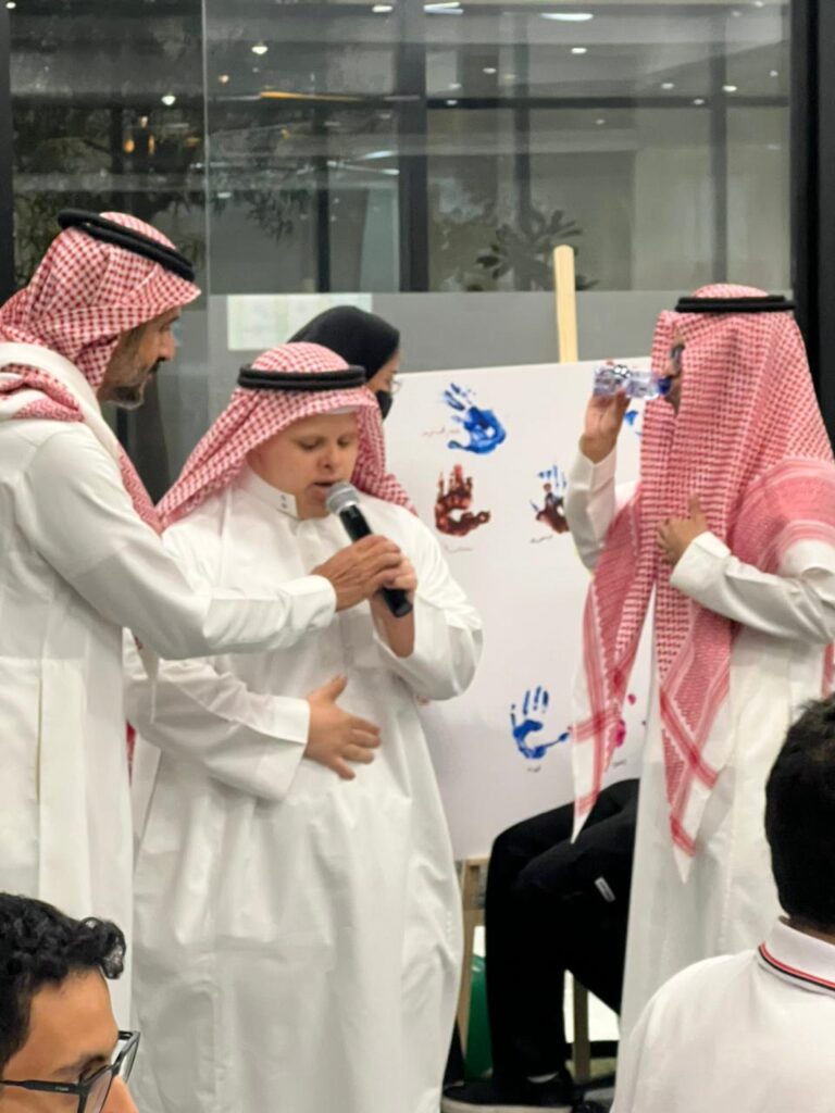 أمٌ تُراجع القرآن مع ابنها من ذوي التوحد.في “معايدة تمكين الهمم” بالمعذر