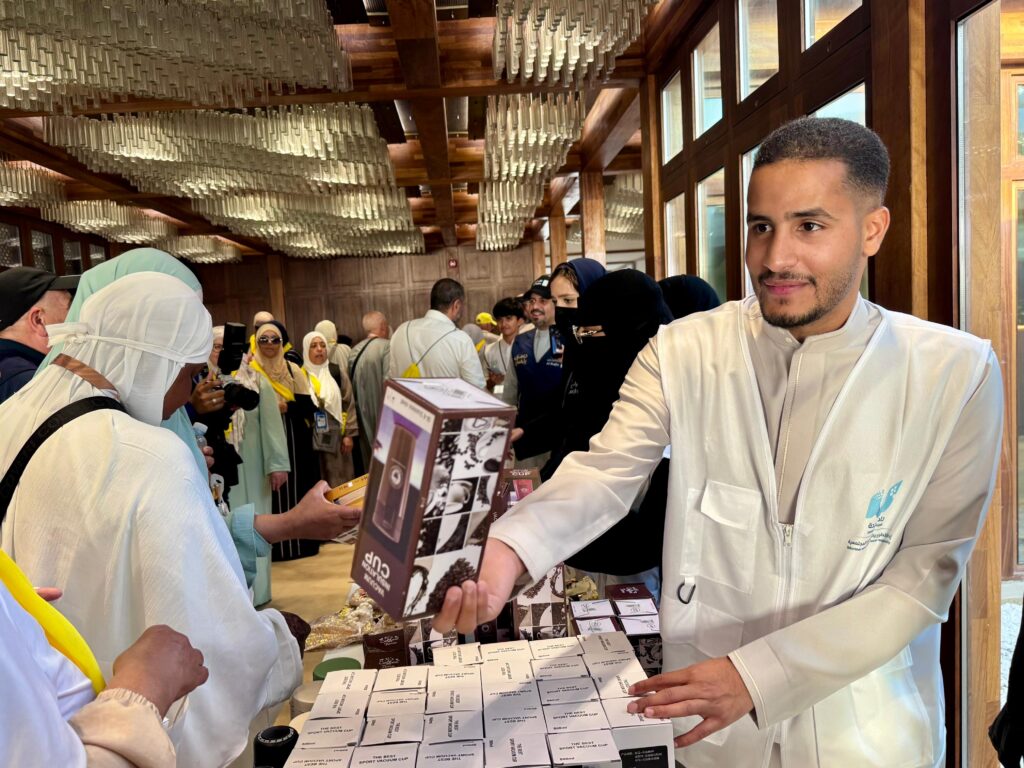 جامعة جدة تشارك في توديع الحجاج ضمن مبادرة “أكناف الحرمين” التطوعية