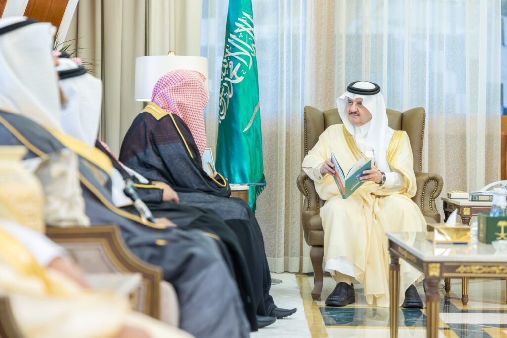 سمو أمير المنطقة الشرقية يستقبل رئيس وأعضاء مجلس جمعية الدعوة والإرشاد وتوعية الجاليات بمحافظة الجبيل