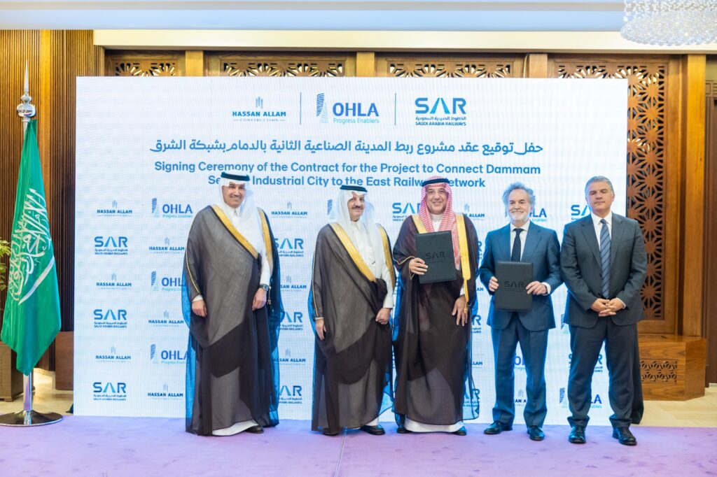 أمير المنطقة الشرقية يُدشّن 6 مشروعات للطرق بتكلفة 406 ملايين ريال ويشهد توقيع حزمة من الاتفاقيات لمنظومة النقل بقيمة تتجاوز 3 مليارات ريال