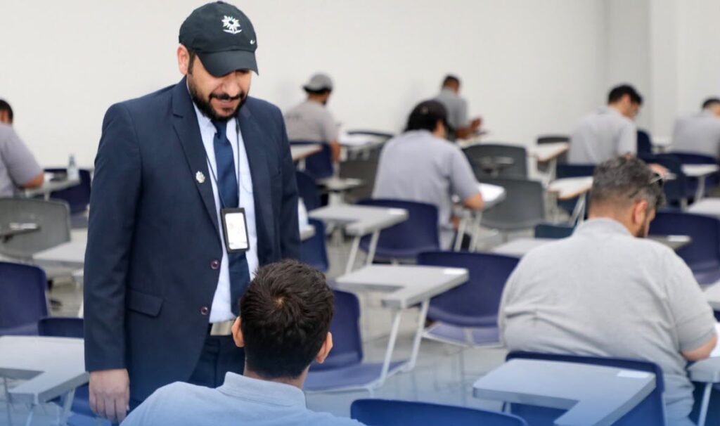 متابعة عميد الكلية التقنية بالدمام لسير الاختبارات النهائية النظرية للفصل التدريبي الثاني 1447هـ.