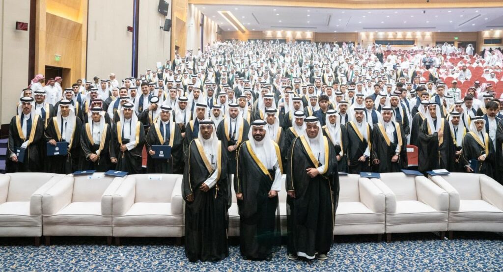 كما شاهد سعادته والحضور مشهدًا بعنوان “نور في قلبي”، وفيلمًا وثائقيًا استعرض مسيرة سفراء التفوق وما حققوه من منجزات وتميز