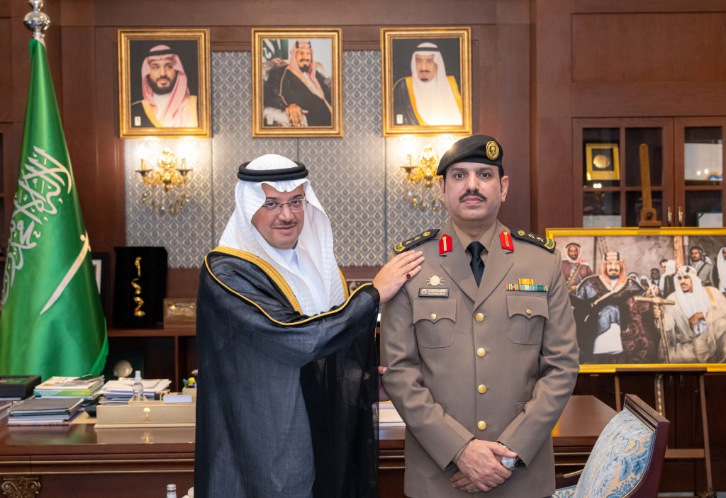 سمو محافظ الأحساء يقلّد مدير شرطة المحافظة وعددًا من الضباط رتبهم الجديدة
