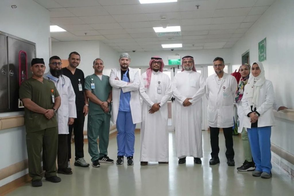 طبية مكة تنجح في استئصال كليتين متضخمتين وزراعة كلية استباقية في عملية نادرة استغرقت 10 ساعات
