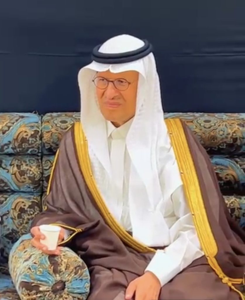 وزير الطاقة يقدّم واجب العزاء لأسرة الشهيد علي الأبيض في سنابس