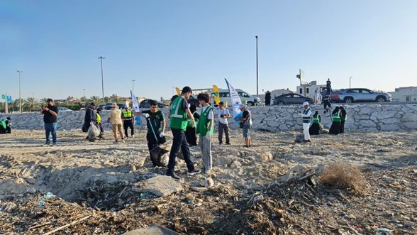 المسؤولية الاجتماعية بنادي الخليج وبلدية القطيف تنفذان مبادرة بيئية في كورنيش الكوثر