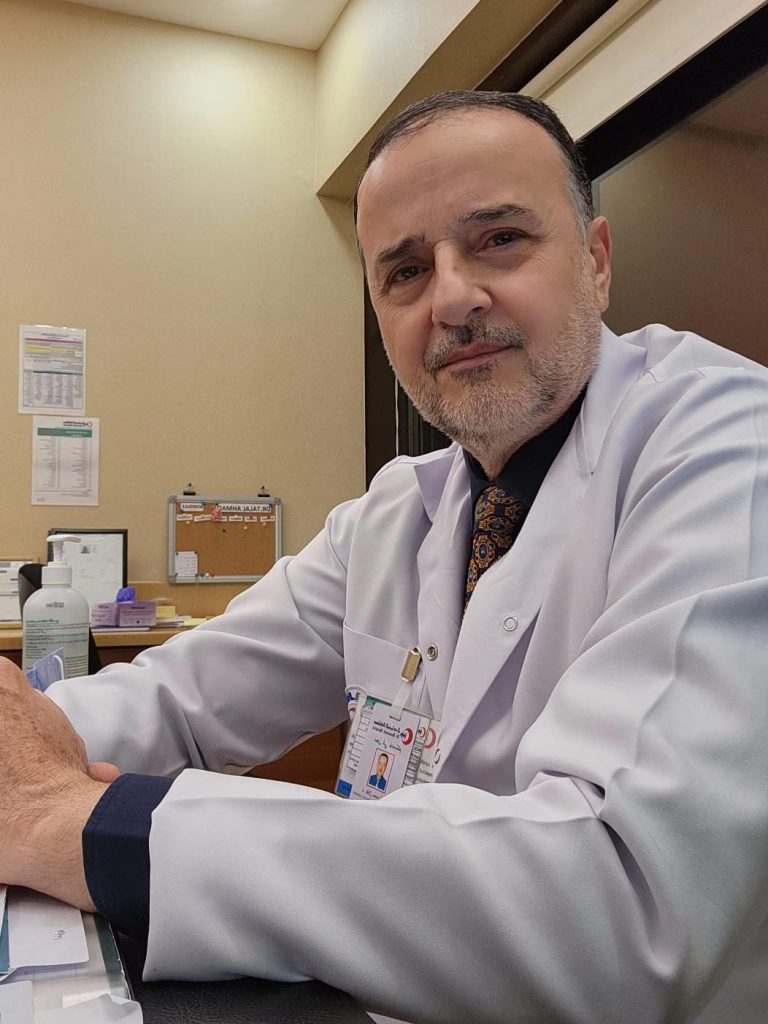د. طلال أحمد أخصائي الجراحة العامة فطريات القدم في الصيف ليست مجرد حكة..بل قد تكون بداية مشكلة جراحية