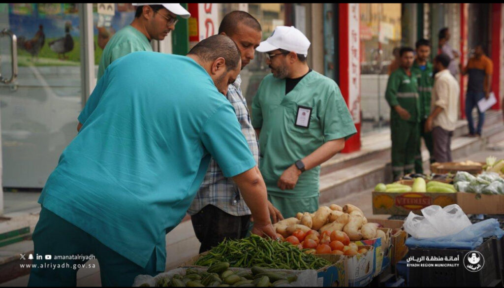أمانة الرياض ترصد 43 مخالفة خلال حملة رقابية على المطاعم السحابية والوجبات السريعة بقطاع الوسط